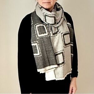 Melanie Lyne Reversible Charcoal and Cream Scarf